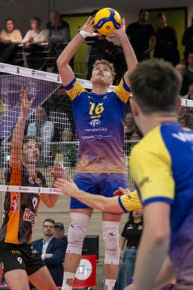 1.Volleyball Bundesliga -Saison 2025 2026 Cerebricks Volley Goats Mitteldeutschland vs.Berlin Recycling Volleys Halle, Deutschland 06. Dezember 2025: Im Bild:Paul Stommel (Bitterfeld) Halle Saale swh.Arena Sachsen-Anhalt Deutschland