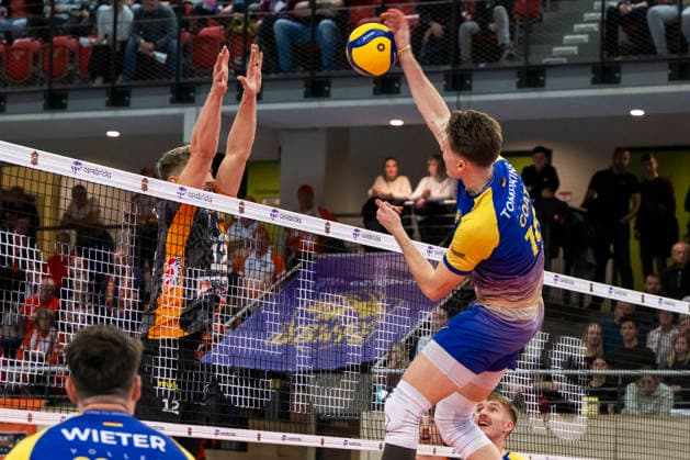 1.Volleyball Bundesliga -Saison 2025 2026 Cerebricks Volley Goats Mitteldeutschland vs.Berlin Recycling Volleys Halle, Deutschland 06. Dezember 2025: Im Bild:v.li.Florian Krage-Brewitz (Berlin) und Paul Stommel (Bitterfeld) Halle Saale swh.Arena Sachsen-Anhalt Deutschland