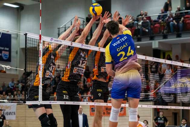 1.Volleyball Bundesliga -Saison 2025 2026 Cerebricks Volley Goats Mitteldeutschland vs.Berlin Recycling Volleys Halle, Deutschland 06. Dezember 2025: Im Bild:v.li.Fedor Ivanov (Berlin), Florian Krage-Brewitz (Berlin) und Clay Wieter (Bitterfeld) Halle Saale swh.Arena Sachsen-Anhalt Deutschland