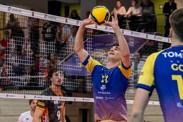 1.Volleyball Bundesliga -Saison 2025 2026 Cerebricks Volley Goats Mitteldeutschland vs.Berlin Recycling Volleys Halle, Deutschland 06. Dezember 2025: Im Bild:Nick Breitenbach (Bitterfeld) Halle Saale swh.Arena Sachsen-Anhalt Deutschland