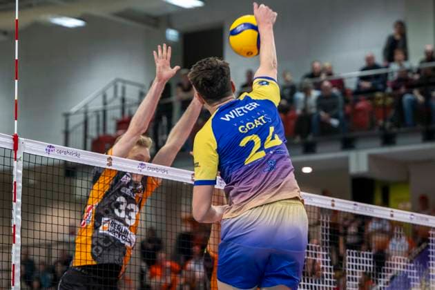 1.Volleyball Bundesliga -Saison 2025 2026 Cerebricks Volley Goats Mitteldeutschland vs.Berlin Recycling Volleys Halle, Deutschland 06. Dezember 2025: Im Bild:v.li.Fedor Ivanov (Berlin) und Clay Wieter (Bitterfeld) Halle Saale swh.Arena Sachsen-Anhalt Deutschland