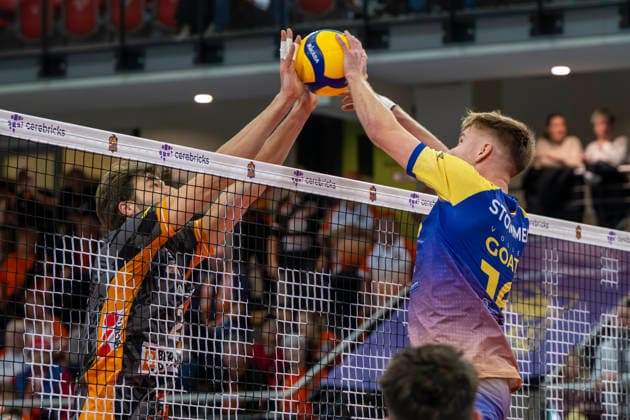 1.Volleyball Bundesliga -Saison 2025 2026 Cerebricks Volley Goats Mitteldeutschland vs.Berlin Recycling Volleys Halle, Deutschland 06. Dezember 2025: Im Bild:v.li.Matthew Knigge (Berlin) und Paul Stommel (Bitterfeld) Halle Saale swh.Arena Sachsen-Anhalt Deutschland
