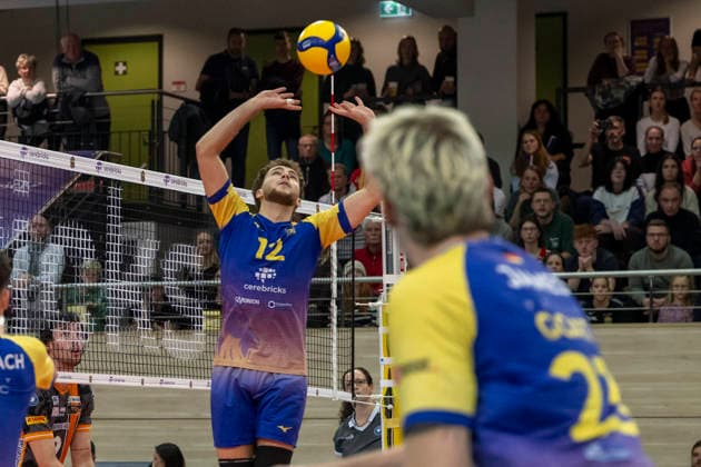 1.Volleyball Bundesliga -Saison 2025 2026 Cerebricks Volley Goats Mitteldeutschland vs.Berlin Recycling Volleys Halle, Deutschland 06. Dezember 2025: Im Bild:Paul Klimm (Bitterfeld) Halle Saale swh.Arena Sachsen-Anhalt Deutschland