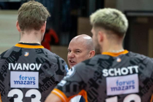 1.Volleyball Bundesliga -Saison 2025 2026 Cerebricks Volley Goats Mitteldeutschland vs.Berlin Recycling Volleys Halle, Deutschland 06. Dezember 2025: Im Bild:Mitte Trainer Joel Banks (Berlin) Mimik, starker Gesichtsausdruck, Emotion, Halle Saale swh.Arena Sachsen-Anhalt Deutschland