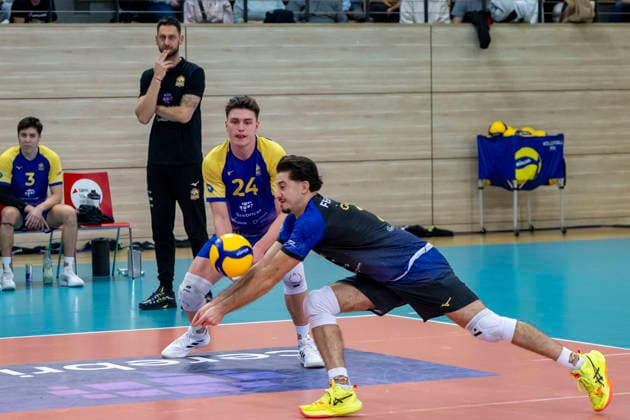 1.Volleyball Bundesliga -Saison 2025 2026 Cerebricks Volley Goats Mitteldeutschland vs.Berlin Recycling Volleys Halle, Deutschland 06. Dezember 2025: Im Bild:v.li.Clay Wieter (Bitterfeld) und Arshia Feizollahi (Bitterfeld) Halle Saale swh.Arena Sachsen-Anhalt Deutschland