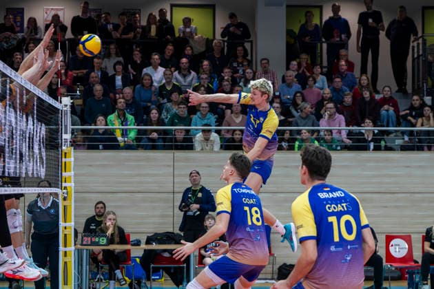 1.Volleyball Bundesliga -Saison 2025 2026 Cerebricks Volley Goats Mitteldeutschland vs.Berlin Recycling Volleys Halle, Deutschland 06. Dezember 2025: Im Bild:v.li.Dax Tompkins (Bitterfeld), Samuel Schellenberg (Bitterfeld) und Erik Brand (Bitterfeld) Halle Saale swh.Arena Sachsen-Anhalt Deutschland