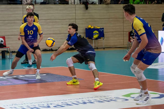 1.Volleyball Bundesliga -Saison 2025 2026 Cerebricks Volley Goats Mitteldeutschland vs.Berlin Recycling Volleys Halle, Deutschland 06. Dezember 2025: Im Bild:v.li.Erik Brand (Bitterfeld), Arshia Feizollahi (Bitterfeld) und Clay Wieter (Bitterfeld) Halle Saale swh.Arena Sachsen-Anhalt Deutschland