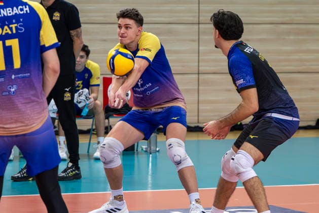 1.Volleyball Bundesliga -Saison 2025 2026 Cerebricks Volley Goats Mitteldeutschland vs.Berlin Recycling Volleys Halle, Deutschland 06. Dezember 2025: Im Bild:v.li.Clay Wieter (Bitterfeld) und Arshia Feizollahi (Bitterfeld) Halle Saale swh.Arena Sachsen-Anhalt Deutschland