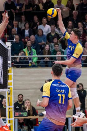 1.Volleyball Bundesliga -Saison 2025 2026 Cerebricks Volley Goats Mitteldeutschland vs.Berlin Recycling Volleys Halle, Deutschland 06. Dezember 2025: Im Bild:v.li.Nick Breitenbach (Bitterfeld) und Clay Wieter (Bitterfeld) Halle Saale swh.Arena Sachsen-Anhalt Deutschland