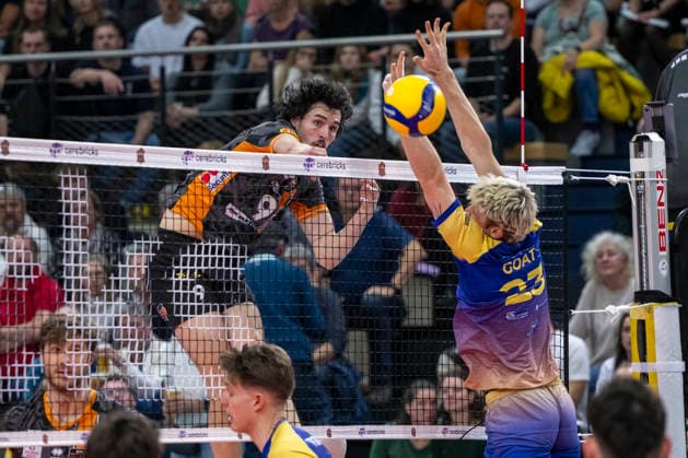 1.Volleyball Bundesliga -Saison 2025 2026 Cerebricks Volley Goats Mitteldeutschland vs.Berlin Recycling Volleys Halle, Deutschland 06. Dezember 2025: Im Bild:v.li.Nolan Flexen (Berlin) und Samuel Schellenberg (Bitterfeld) Halle Saale swh.Arena Sachsen-Anhalt Deutschland