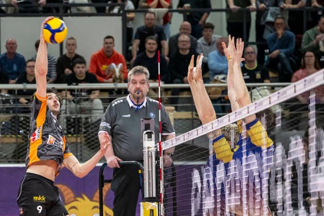 1.Volleyball Bundesliga -Saison 2025 2026 Cerebricks Volley Goats Mitteldeutschland vs.Berlin Recycling Volleys Halle, Deutschland 06. Dezember 2025: Im Bild:v.li.Nolan Flexen (Berlin) Halle Saale swh.Arena Sachsen-Anhalt Deutschland