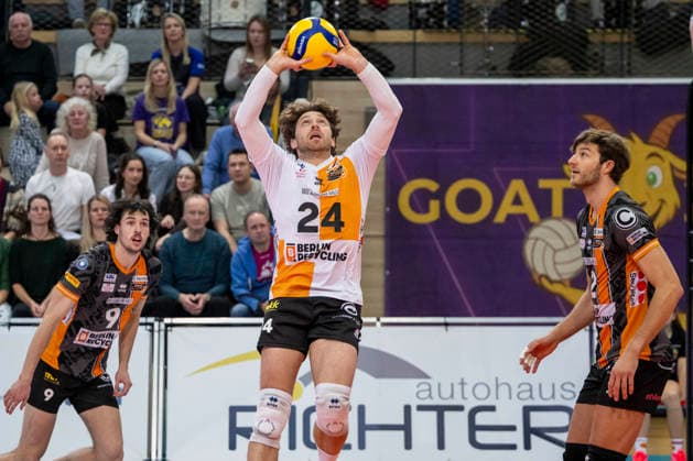 1.Volleyball Bundesliga -Saison 2025 2026 Cerebricks Volley Goats Mitteldeutschland vs.Berlin Recycling Volleys Halle, Deutschland 06. Dezember 2025: Im Bild:v.li. Kyle Dagostino (Berlin) und Matthew Knigge (Berlin) Halle Saale swh.Arena Sachsen-Anhalt Deutschland