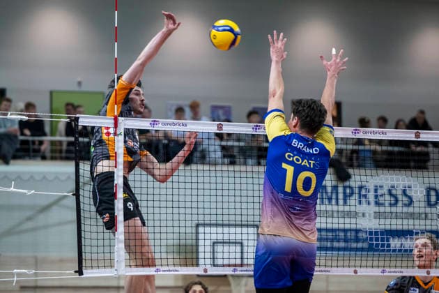 1.Volleyball Bundesliga -Saison 2025 2026 Cerebricks Volley Goats Mitteldeutschland vs.Berlin Recycling Volleys Halle, Deutschland 06. Dezember 2025: Im Bild:v.li.Nolan Flexen (Berlin) und Erik Brand (Bitterfeld) Halle Saale swh.Arena Sachsen-Anhalt Deutschland