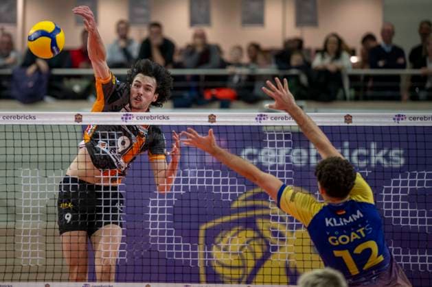 1.Volleyball Bundesliga -Saison 2025 2026 Cerebricks Volley Goats Mitteldeutschland vs.Berlin Recycling Volleys Halle, Deutschland 06. Dezember 2025: Im Bild:v.li.Nolan Flexen (Berlin) und Paul Klimm (Bitterfeld) Halle Saale swh.Arena Sachsen-Anhalt Deutschland