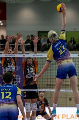 1.Volleyball Bundesliga -Saison 2025 2026 Cerebricks Volley Goats Mitteldeutschland vs.Berlin Recycling Volleys Halle, Deutschland 06. Dezember 2025: Im Bild:v.li.Paul Klimm (Bitterfeld), Florian Krage-Brewitz (Berlin), Ruben Schott (Berlin) und Samuel Schellenberg (Bitterfeld) Halle Saale swh.Arena Sachsen-Anhalt Deutschland