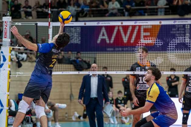 1.Volleyball Bundesliga -Saison 2025 2026 Cerebricks Volley Goats Mitteldeutschland vs.Berlin Recycling Volleys Halle, Deutschland 06. Dezember 2025: Im Bild:v.li.Arshia Feizollahi (Bitterfeld) Halle Saale swh.Arena Sachsen-Anhalt Deutschland