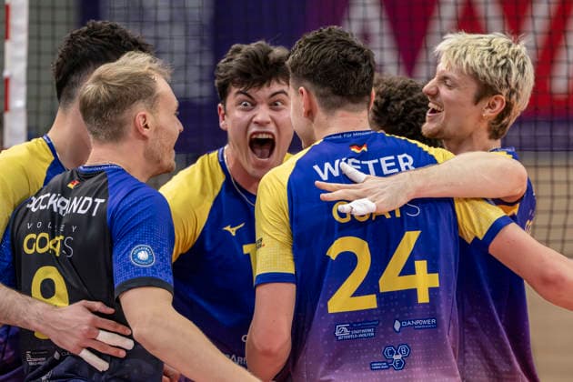 1.Volleyball Bundesliga -Saison 2025 2026 Cerebricks Volley Goats Mitteldeutschland vs.Berlin Recycling Volleys Halle, Deutschland 06. Dezember 2025: Im Bild:v.li.Lukas Pockrandt (Bitterfeld), Nick Breitenbach (Bitterfeld), Erik Brand (Bitterfeld), Clay Wieter (Bitterfeld) und Samuel Schellenberg (Bitterfeld) Jubel, Freude, Emotion, Halle Saale swh.Arena Sachsen-Anhalt Deutschland