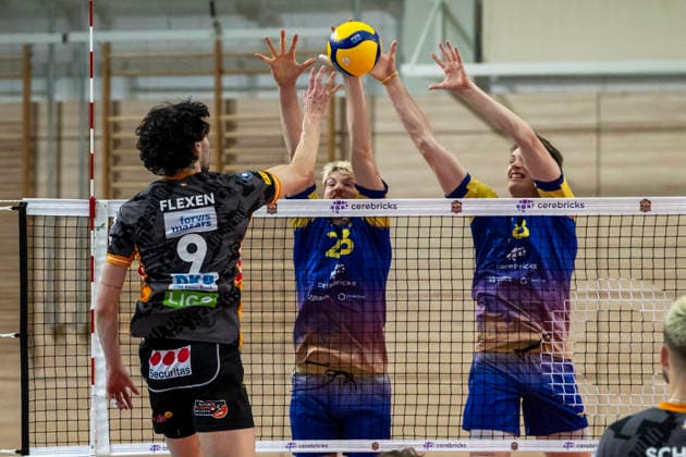 1.Volleyball Bundesliga -Saison 2025 2026 Cerebricks Volley Goats Mitteldeutschland vs.Berlin Recycling Volleys Halle, Deutschland 06. Dezember 2025: Im Bild:v.li.Nolan Flexen (Berlin), Samuel Schellenberg (Bitterfeld) und Jannis Wehry (Bitterfeld) Halle Saale swh.Arena Sachsen-Anhalt Deutschland