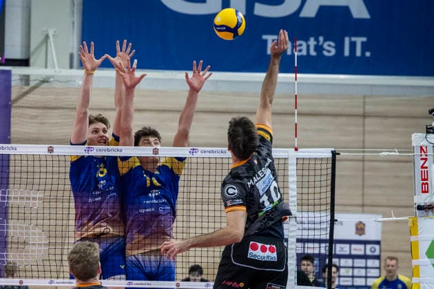 1.Volleyball Bundesliga -Saison 2025 2026 Cerebricks Volley Goats Mitteldeutschland vs.Berlin Recycling Volleys Halle, Deutschland 06. Dezember 2025: Im Bild:v.li.Dax Tompkins (Bitterfeld), Erik Brand (Bitterfeld) und Daniel Malescha (Berlin) Halle Saale swh.Arena Sachsen-Anhalt Deutschland