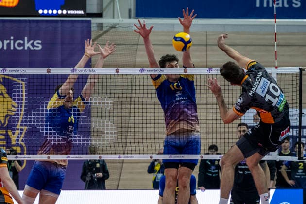 1.Volleyball Bundesliga -Saison 2025 2026 Cerebricks Volley Goats Mitteldeutschland vs.Berlin Recycling Volleys Halle, Deutschland 06. Dezember 2025: Im Bild:v.li.Dax Tompkins (Bitterfeld), Erik Brand (Bitterfeld) und Daniel Malescha (Berlin) Halle Saale swh.Arena Sachsen-Anhalt Deutschland