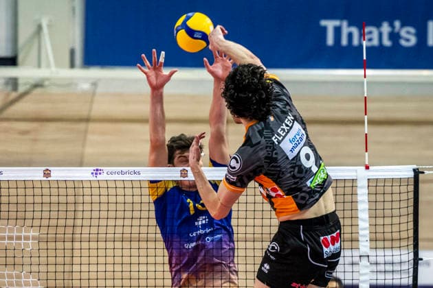 1.Volleyball Bundesliga -Saison 2025 2026 Cerebricks Volley Goats Mitteldeutschland vs.Berlin Recycling Volleys Halle, Deutschland 06. Dezember 2025: Im Bild:v.li.Erik Brand (Bitterfeld) und Nolan Flexen (Berlin) Halle Saale swh.Arena Sachsen-Anhalt Deutschland