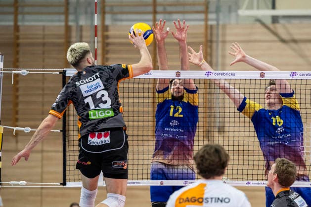 1.Volleyball Bundesliga -Saison 2025 2026 Cerebricks Volley Goats Mitteldeutschland vs.Berlin Recycling Volleys Halle, Deutschland 06. Dezember 2025: Im Bild:v.li.Ruben Schott (Berlin), Paul Klimm (Bitterfeld) und Dax Tompkins (Bitterfeld) Halle Saale swh.Arena Sachsen-Anhalt Deutschland