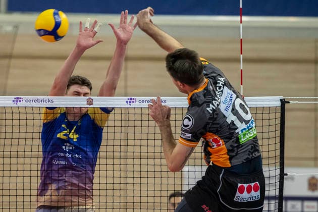 1.Volleyball Bundesliga -Saison 2025 2026 Cerebricks Volley Goats Mitteldeutschland vs.Berlin Recycling Volleys Halle, Deutschland 06. Dezember 2025: Im Bild:v.li.Clay Wieter (Bitterfeld) und Daniel Malescha (Berlin) Halle Saale swh.Arena Sachsen-Anhalt Deutschland