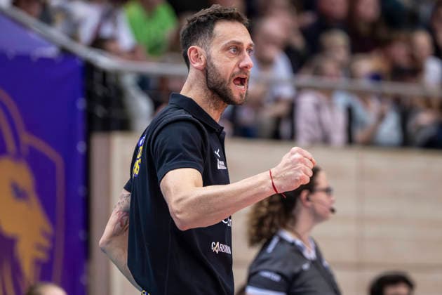 1.Volleyball Bundesliga -Saison 2025 2026 Cerebricks Volley Goats Mitteldeutschland vs.Berlin Recycling Volleys Halle, Deutschland 06. Dezember 2025: Im Bild:Trainer Christian Imhoff (Bitterfeld) Gestik, Geste, gestikuliert, Halle Saale swh.Arena Sachsen-Anhalt Deutschland
