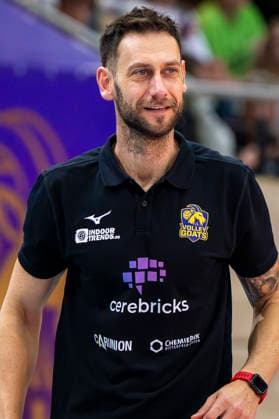 1.Volleyball Bundesliga -Saison 2025 2026 Cerebricks Volley Goats Mitteldeutschland vs.Berlin Recycling Volleys Halle, Deutschland 06. Dezember 2025: Im Bild:Trainer Christian Imhoff (Bitterfeld) lachend, laechelnd, gut gelaunt, grinst, grinsend, Halle Saale swh.Arena Sachsen-Anhalt Deutschland