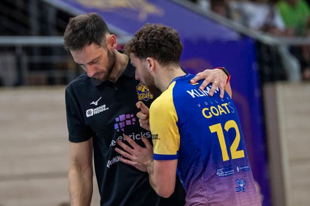 1.Volleyball Bundesliga -Saison 2025 2026 Cerebricks Volley Goats Mitteldeutschland vs.Berlin Recycling Volleys Halle, Deutschland 06. Dezember 2025: Im Bild:v.li.Trainer Christian Imhoff (Bitterfeld) und Paul Klimm (Bitterfeld) Halle Saale swh.Arena Sachsen-Anhalt Deutschland