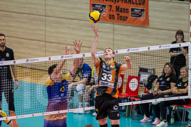 1.Volleyball Bundesliga -Saison 2025 2026 Cerebricks Volley Goats Mitteldeutschland vs.Berlin Recycling Volleys Halle, Deutschland 06. Dezember 2025: Im Bild:v.li.Erik Brand (Bitterfeld) und Fedor Ivanov (Berlin) Halle Saale swh.Arena Sachsen-Anhalt Deutschland