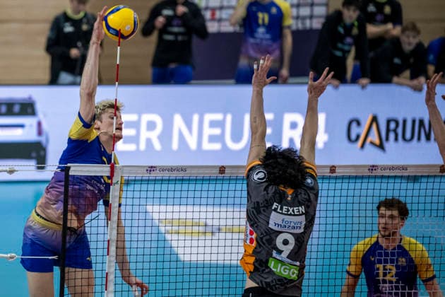 1.Volleyball Bundesliga -Saison 2025 2026 Cerebricks Volley Goats Mitteldeutschland vs.Berlin Recycling Volleys Halle, Deutschland 06. Dezember 2025: Im Bild:v.li.Samuel Schellenberg (Bitterfeld) und Nolan Flexen (Berlin) Halle Saale swh.Arena Sachsen-Anhalt Deutschland