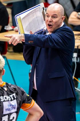 1.Volleyball Bundesliga -Saison 2025 2026 Cerebricks Volley Goats Mitteldeutschland vs.Berlin Recycling Volleys Halle, Deutschland 06. Dezember 2025: Im Bild: Trainer Joel Banks (Berlin) Halle Saale swh.Arena Sachsen-Anhalt Deutschland