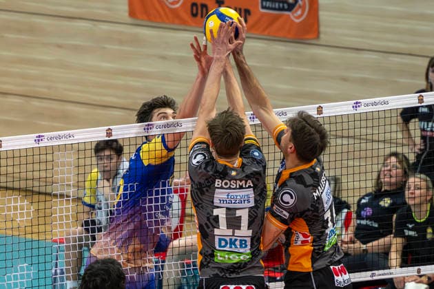 1.Volleyball Bundesliga -Saison 2025 2026 Cerebricks Volley Goats Mitteldeutschland vs.Berlin Recycling Volleys Halle, Deutschland 06. Dezember 2025: Im Bild:v.li.Erik Brand (Bitterfeld), Jelle Bosma (Berlin) und Daniel Malescha (Berlin) Halle Saale swh.Arena Sachsen-Anhalt Deutschland
