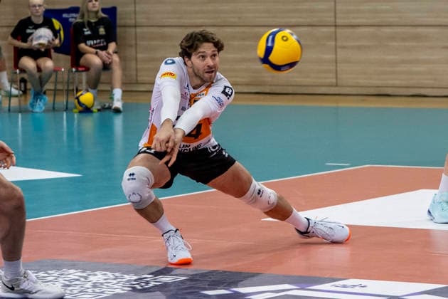 1.Volleyball Bundesliga -Saison 2025 2026 Cerebricks Volley Goats Mitteldeutschland vs.Berlin Recycling Volleys Halle, Deutschland 06. Dezember 2025: Im Bild:Kyle Dagostino (Berlin) Halle Saale swh.Arena Sachsen-Anhalt Deutschland