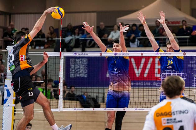 1.Volleyball Bundesliga -Saison 2025 2026 Cerebricks Volley Goats Mitteldeutschland vs.Berlin Recycling Volleys Halle, Deutschland 06. Dezember 2025: Im Bild:v.li.Daniel Malescha (Berlin) und Nikos Xydakis (Bitterfeld) Halle Saale swh.Arena Sachsen-Anhalt Deutschland
