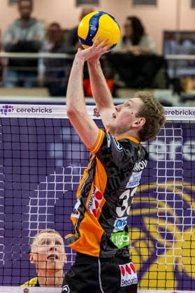 1.Volleyball Bundesliga -Saison 2025 2026 Cerebricks Volley Goats Mitteldeutschland vs.Berlin Recycling Volleys Halle, Deutschland 06. Dezember 2025: Im Bild:Fedor Ivanov (Berlin) Halle Saale swh.Arena Sachsen-Anhalt Deutschland