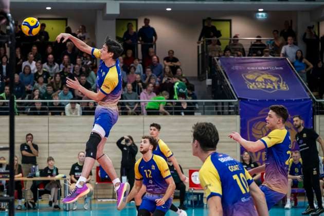 1.Volleyball Bundesliga -Saison 2025 2026 Cerebricks Volley Goats Mitteldeutschland vs.Berlin Recycling Volleys Halle, Deutschland 06. Dezember 2025: Im Bild:v.li.Holden Maryott (Bitterfeld), Paul Klimm (Bitterfeld) und Clay Wieter (Bitterfeld) Halle Saale swh.Arena Sachsen-Anhalt Deutschland