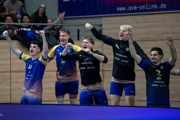 1.Volleyball Bundesliga -Saison 2025 2026 Cerebricks Volley Goats Mitteldeutschland vs.Berlin Recycling Volleys Halle, Deutschland 06. Dezember 2025: Im Bild:Die Wechselbank der Goats jubelt nach einem Punktgewinn, Jubel, Freude, Emotion, Halle Saale swh.Arena Sachsen-Anhalt Deutschland