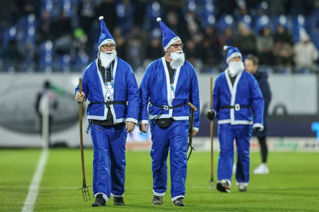 GER, Darmstadt, SV Darmstadt 98 vs Karlsruher SC, 2. Bundesliga, Fussball, DFB, Spielzeit 2025 2026, Merck-Stadion am Böllenfalltor, 15. Spieltag im Bild: Greenkeeper des SV Darmstadt 98 im Weihnachtsmannoutfit, Weihnachten beim SVD, Merck DFB DFL REGULATIONS PROHIBIT ANY USE OF PHOTOGRAPHS AS IMAGE SEQUENCES AND OR QUASI-VIDEO, 06.12.2025