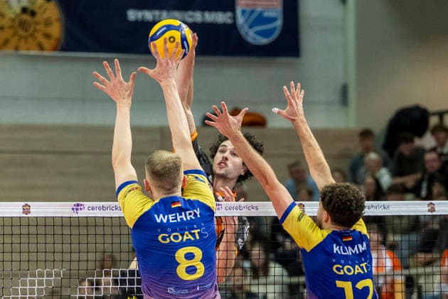 1.Volleyball Bundesliga -Saison 2025 2026 Cerebricks Volley Goats Mitteldeutschland vs.Berlin Recycling Volleys Halle, Deutschland 06. Dezember 2025: Im Bild:v.li.Jannis Wehry (Bitterfeld),Nolan Flexen (Berlin) und Paul Klimm (Bitterfeld) Halle Saale swh.Arena Sachsen-Anhalt Deutschland