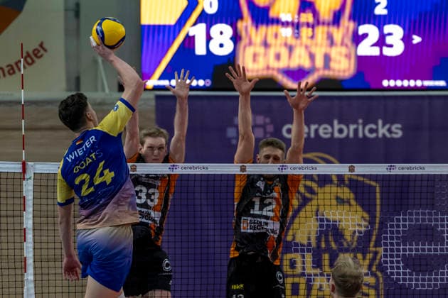 1.Volleyball Bundesliga -Saison 2025 2026 Cerebricks Volley Goats Mitteldeutschland vs.Berlin Recycling Volleys Halle, Deutschland 06. Dezember 2025: Im Bild:v.li.Clay Wieter (Bitterfeld), Fedor Ivanov (Berlin) und Florian Krage-Brewitz (Berlin) Halle Saale swh.Arena Sachsen-Anhalt Deutschland