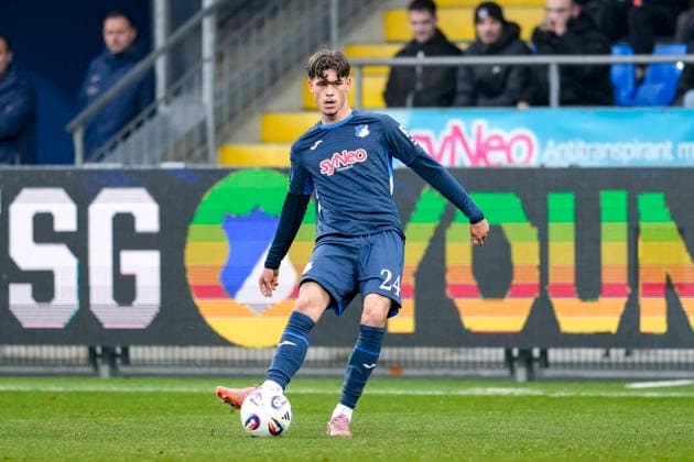 Luca Erlein (TSG II 24), am Ball, Freisteller, Ganzkörper, Einzelbild, Einzelfoto, Aktion, Action, 06.12.2025, Sinsheim (Deutschland), Fussball, 3. Liga, TSG 1899 Hoffenheim II - SSV Jahn Regensburg, DFB DFL REGULATIONS PROHIBIT ANY USE OF PHOTOGRAPHS AS IMAGE SEQUENCES AND OR QUASI-VIDEO.