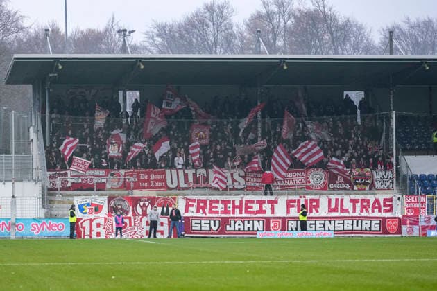 Die Fans vom SSV Jahn Regensburg zeigen in der Fankurve ein Banner, Spruchband mit der Aufschrift: Freiheit für Ultras, Fans, Ultras Publikum, Zuschauer, Stimmung, Atmosphäre, Stadion, Protest, Protestaktion für den Erhalt von Fankultur, protestieren, Aktion, Action, 06.12.2025, Sinsheim (Deutschland), Fussball, 3. Liga, TSG 1899 Hoffenheim II - SSV Jahn Regensburg, DFB DFL REGULATIONS PROHIBIT ANY USE OF PHOTOGRAPHS AS IMAGE SEQUENCES AND OR QUASI-VIDEO.