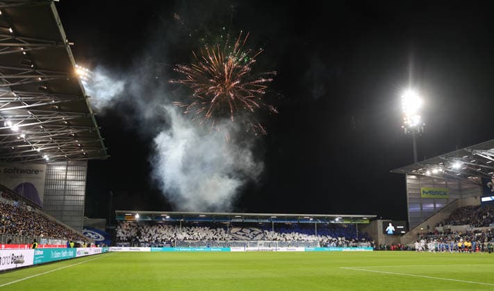 06.12.2025, Fussball 2. Bundesliga, SV Darmstadt 98 - Karlsruher SC, emonline, emspor, despor, v.l., Darmstadt-Fans zünden Pyrotechnik, Pyro, Rauch, Feuer, Bengalos, Rauchbomben, pirotecnica, fumo, fuoco, Wunderkerzen DFL DFB REGULATIONS PROHIBIT ANY USE OF PHOTOGRAPHS AS IMAGE SEQUENCES AND OR QUASI-VIDEO. xdcx