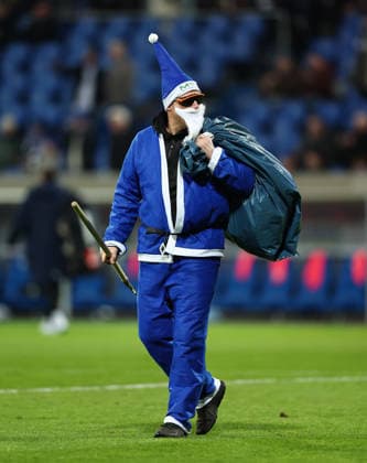 06.12.2025, Fussball 2. Bundesliga, SV Darmstadt 98 - Karlsruher SC, emonline, emspor, despor, v.l., Greenkeeper im Nikolauskostüm DFL DFB REGULATIONS PROHIBIT ANY USE OF PHOTOGRAPHS AS IMAGE SEQUENCES AND OR QUASI-VIDEO. xdcx
