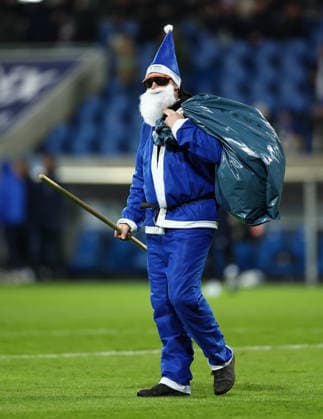 06.12.2025, Fussball 2. Bundesliga, SV Darmstadt 98 - Karlsruher SC, emonline, emspor, despor, v.l., Greenkeeper im Nikolauskostüm DFL DFB REGULATIONS PROHIBIT ANY USE OF PHOTOGRAPHS AS IMAGE SEQUENCES AND OR QUASI-VIDEO. xdcx *** 06 12 2025, Soccer 2 Bundesliga, SV Darmstadt 98 Karlsruher SC, emonline, emspor, despor, v l , Greenkeeper in Santa Claus costume DFL DFB REGULATIONS PROHIBIT ANY USE OF PHOTOGRAPHS AS IMAGE SEQUENCES AND OR QUASI VIDEO xdcx Copyright: HMBxMedia Claus