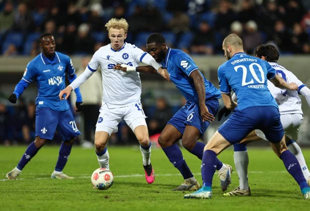 06.12.2025, Fussball 2. Bundesliga, SV Darmstadt 98 - Karlsruher SC, emonline, emspor, despor, v.l., Leon Opitz (Karlsruher SC), Patric Pfeiffer (SV Darmstadt 98) DFL DFB REGULATIONS PROHIBIT ANY USE OF PHOTOGRAPHS AS IMAGE SEQUENCES AND OR QUASI-VIDEO. xdcx