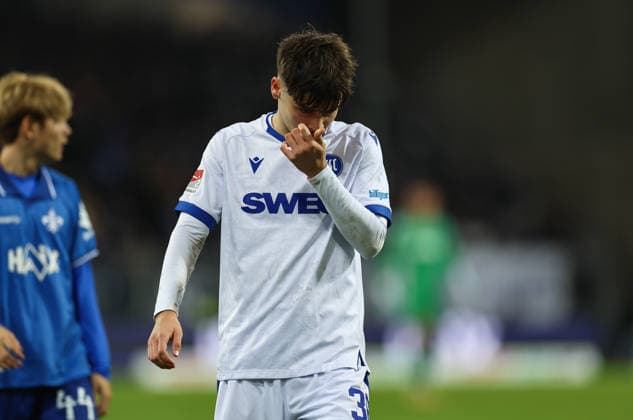 06.12.2025, Fussball 2. Bundesliga, SV Darmstadt 98 - Karlsruher SC, emonline, emspor, despor, v.l., Rafael Pinto Pedrosa (Karlsruher SC) enttaeuscht, enttaeuscht schauend, dissapointed, traurig, frustiert, frust, gefrustet, frustrated DFL DFB REGULATIONS PROHIBIT ANY USE OF PHOTOGRAPHS AS IMAGE SEQUENCES AND OR QUASI-VIDEO. xdcx