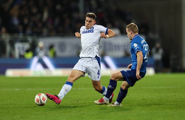 06.12.2025, Fussball 2. Bundesliga, SV Darmstadt 98 - Karlsruher SC, emonline, emspor, despor, v.l., Marcel Beifus (Karlsruher SC), Fabian Holland (SV Darmstadt 98) DFL DFB REGULATIONS PROHIBIT ANY USE OF PHOTOGRAPHS AS IMAGE SEQUENCES AND OR QUASI-VIDEO. xdcx